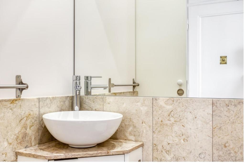 Luxurious 1 Bedroom In Downtown Apartment *